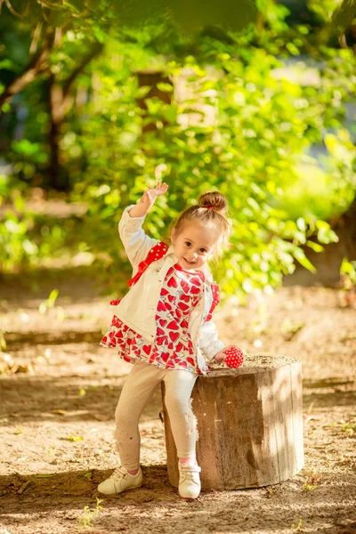 Petite fille mignonne en robe de plein air — Photo