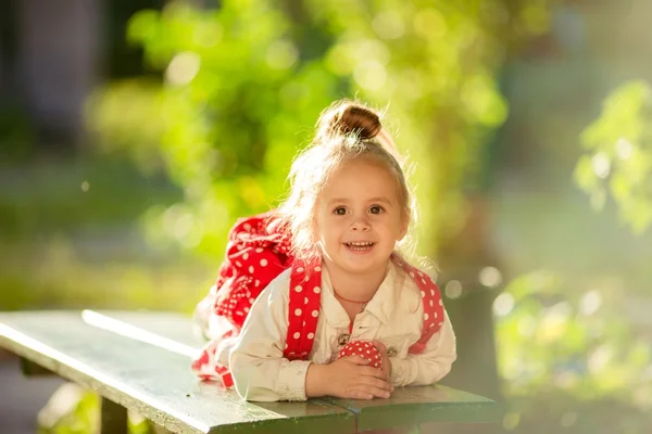 Petite fille mignonne en robe de plein air — Photo