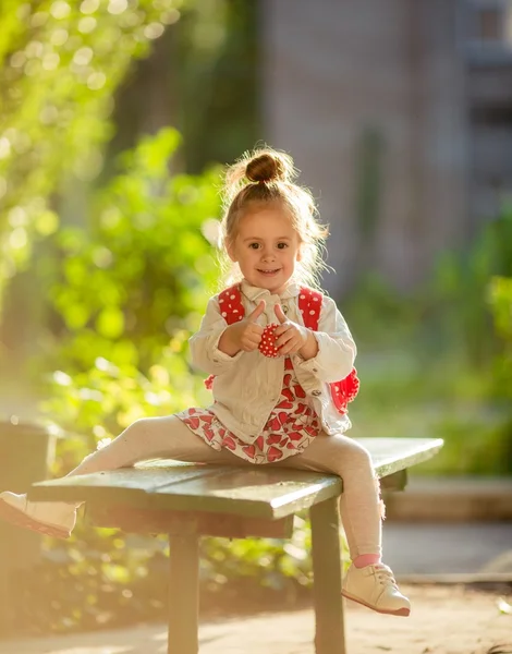 Niedliche kleine Mädchen im Kleid im Freien — Stockfoto