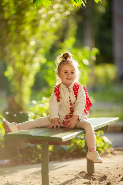 Schattig klein meisje in jurk buiten — Stockfoto