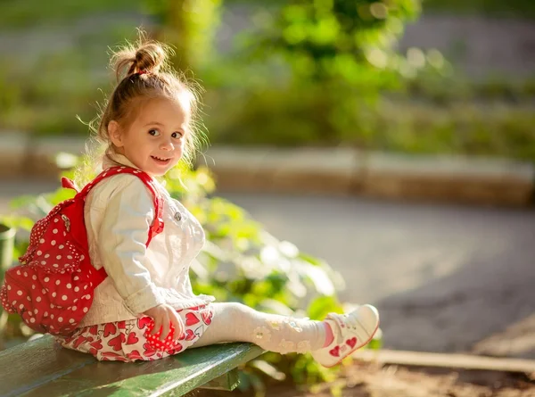 Schattig klein meisje in jurk buiten — Stockfoto