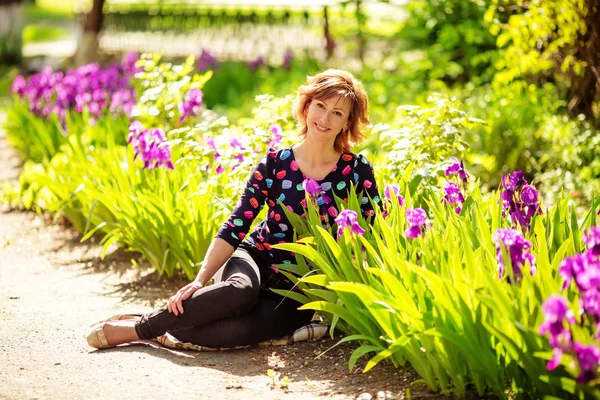 Mooie vrouw in de lente tuin — Stockfoto