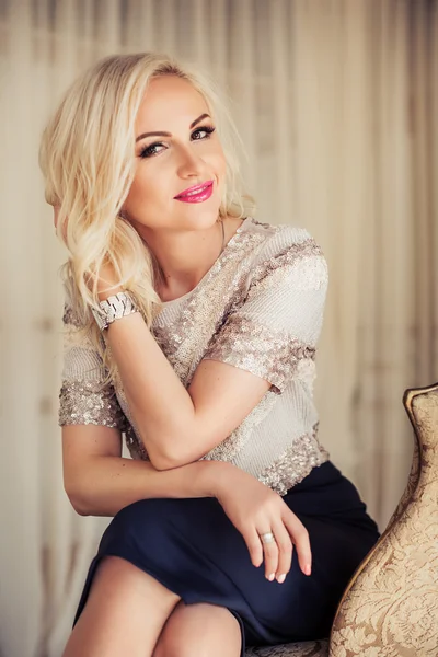Mode blonde Frau mit rotem Lippenstift — Stockfoto
