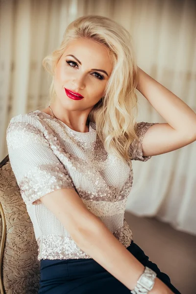 Blonde Frau mit rotem Lippenstift — Stockfoto