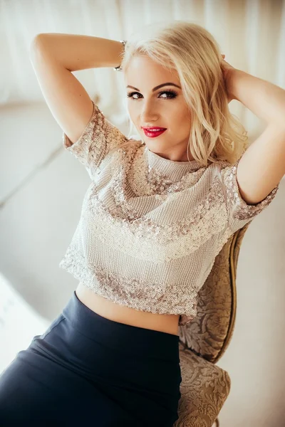 Blonde vrouw met rode lippenstift — Stockfoto