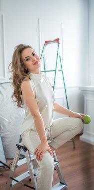 stüdyoda poz uzun saçlı kadın