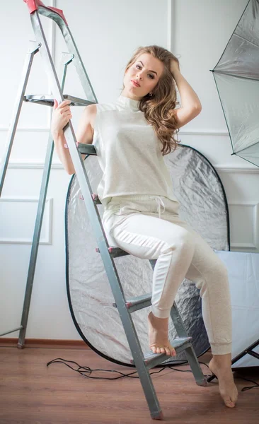 Mujer con el pelo largo posando en estudio —  Fotos de Stock