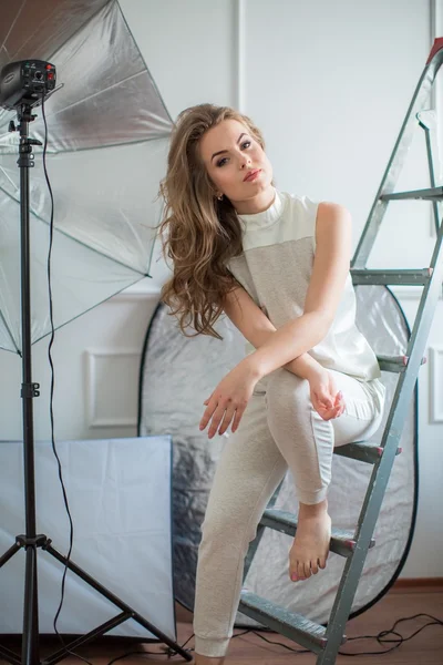 Mujer con el pelo largo posando en estudio — Foto de Stock