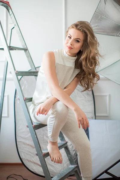 Mujer con el pelo largo posando en estudio — Foto de Stock