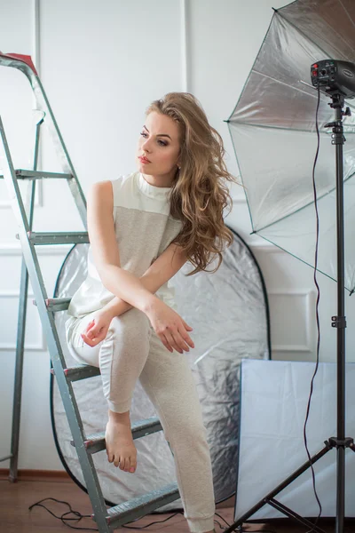 Mujer con el pelo largo posando en estudio —  Fotos de Stock