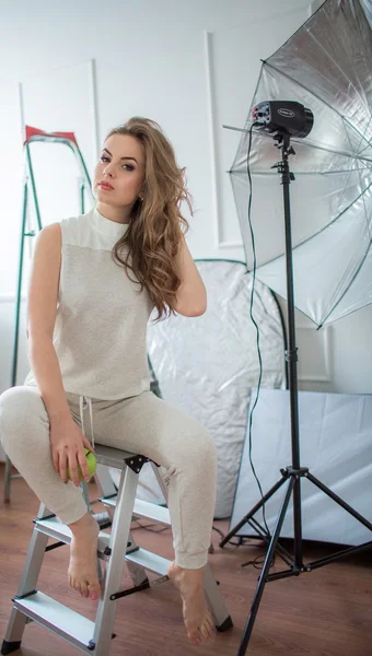 Mujer con el pelo largo posando en estudio —  Fotos de Stock