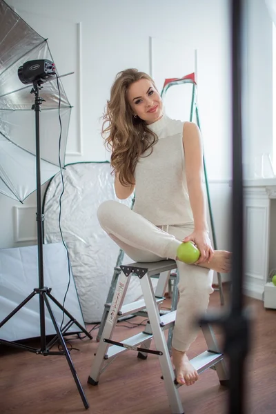 Mujer con el pelo largo posando en estudio — Foto de Stock