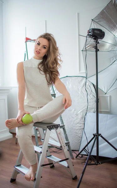 Mujer con el pelo largo posando en estudio —  Fotos de Stock