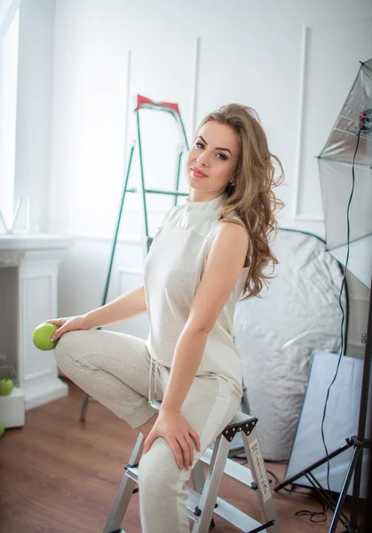 Žena s dlouhými vlasy pózuje ve studiu — Stock fotografie