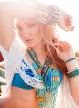 bahar bahçe içinde güzel sarışın kız