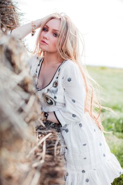 saman alanında yakın poz kız