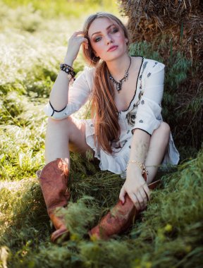 saman alanında yakın poz kız