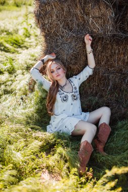 saman alanında yakın poz kız