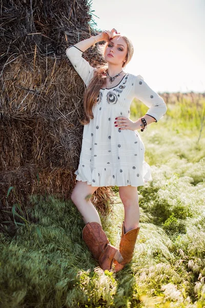 Chica posando cerca del heno en el campo — Foto de Stock