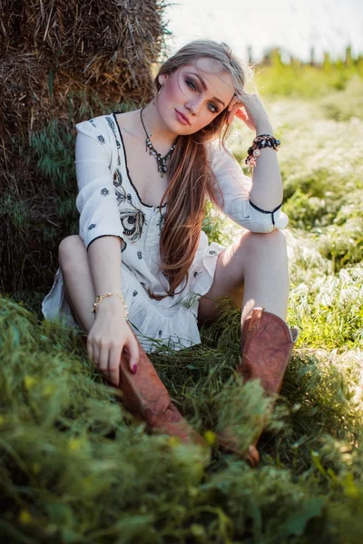 Mädchen posiert in der Nähe von Heu im Feld — Stockfoto