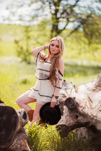 Bohemian Girl im Frühlingsgarten — Stockfoto