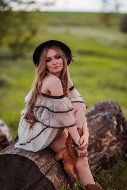 Şapkalı açık bohem kız