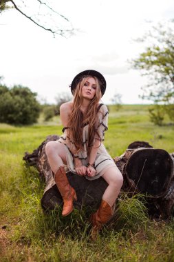 Şapkalı açık bohem kız