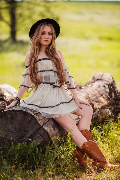 Bohemisk tjej i hatt utomhus — Stockfoto