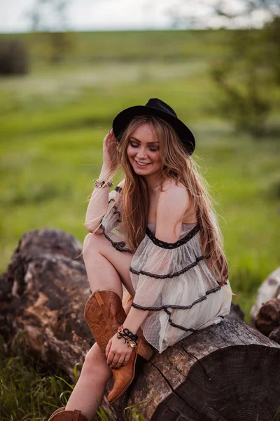 Bohemian Mädchen mit Hut im Freien — Stockfoto