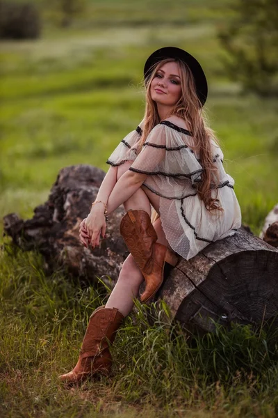 Boêmio menina em chapéu ao ar livre — Fotografia de Stock