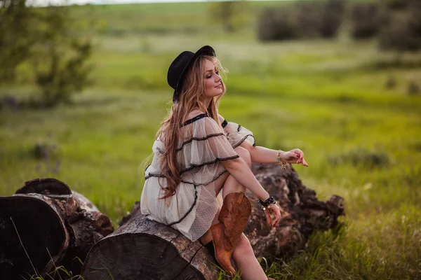 Şapkalı açık bohem kız