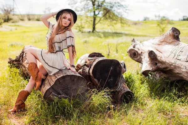 Bohemian Mädchen mit Hut im Freien — Stockfoto