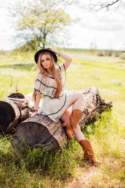 Şapkalı açık bohem kız