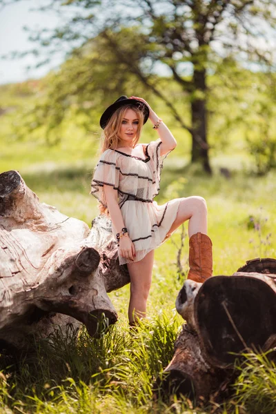 Şapkalı açık bohem kız