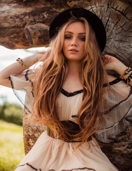 Şapkalı bohem kız 