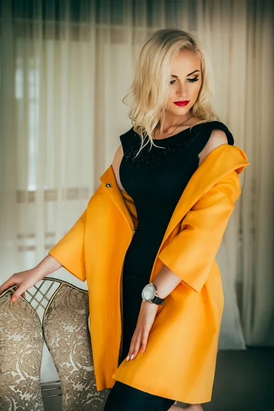 Donna bionda in abiti di moda — Foto Stock