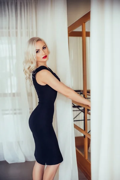 Blond kobieta w sukni moda czarny — Zdjęcie stockowe