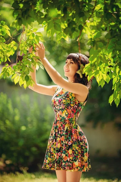 Donna in giardino primaverile — Foto Stock