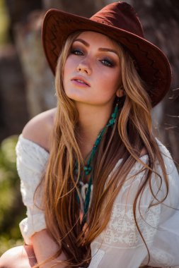 Şapkalı açık havada bohem kız