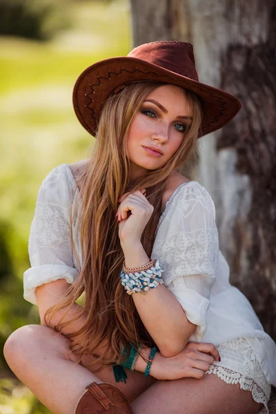 Bohemien ragazza in cappello all'aperto — Foto Stock