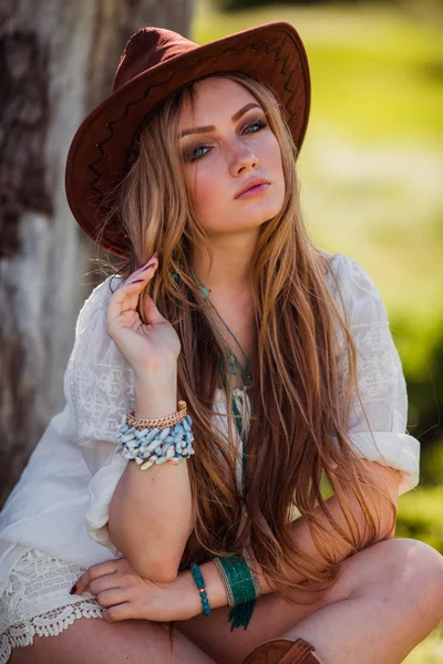 Bohemien ragazza in cappello all'aperto — Foto Stock
