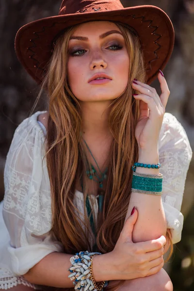 Bohème fille en chapeau à l'extérieur — Photo