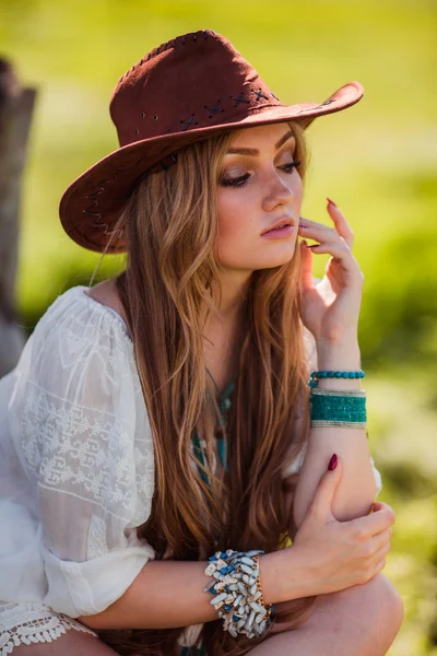 Bohemien ragazza in cappello all'aperto — Foto Stock