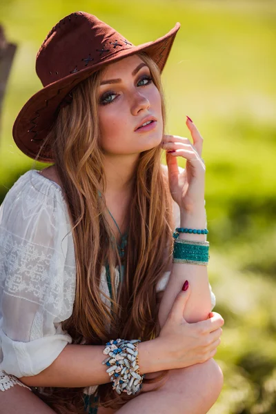 Bohème fille en chapeau à l'extérieur — Photo