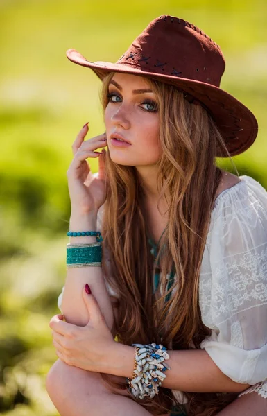 Bohemien ragazza in cappello all'aperto — Foto Stock