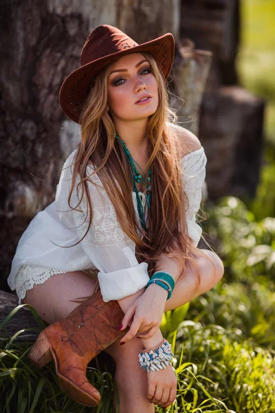 Bohemian Mädchen mit Hut im Freien — Stockfoto