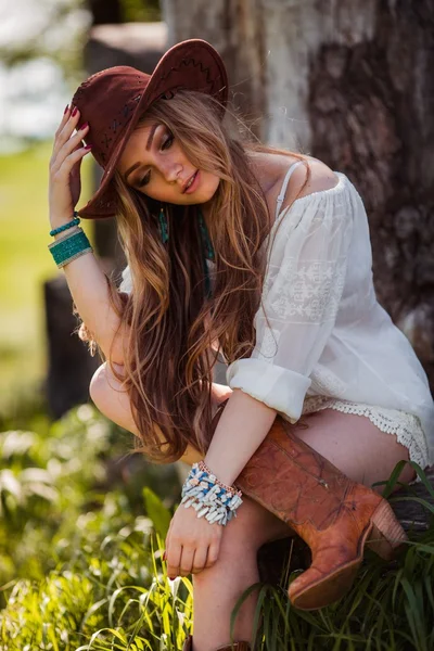 Bohemisk tjej i hatt utomhus — Stockfoto