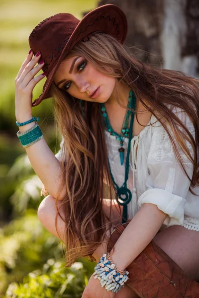 Cseh lány kalapban szabadban — Stock Fotó