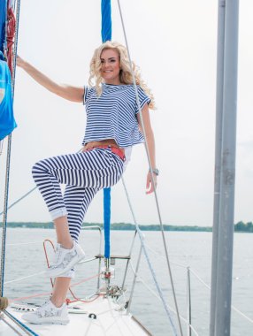 kadın onun özel yat üzerinde