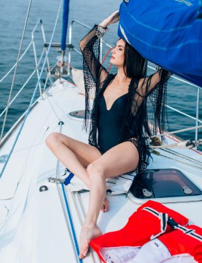 Kadın siyah mayo yat üzerinde